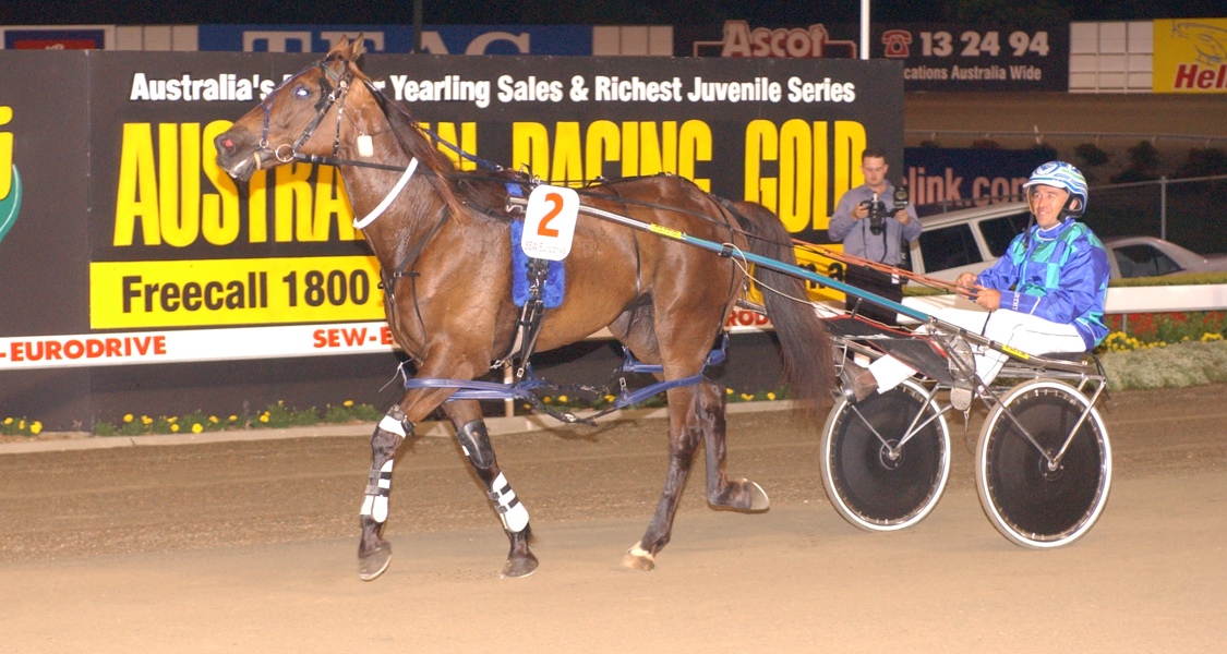 Be Good Johnny winning the 2005 Miracle Mile. Image courtesy of HRNSW.