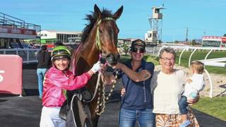 Hoffman chasing Ladies Bracelet glory